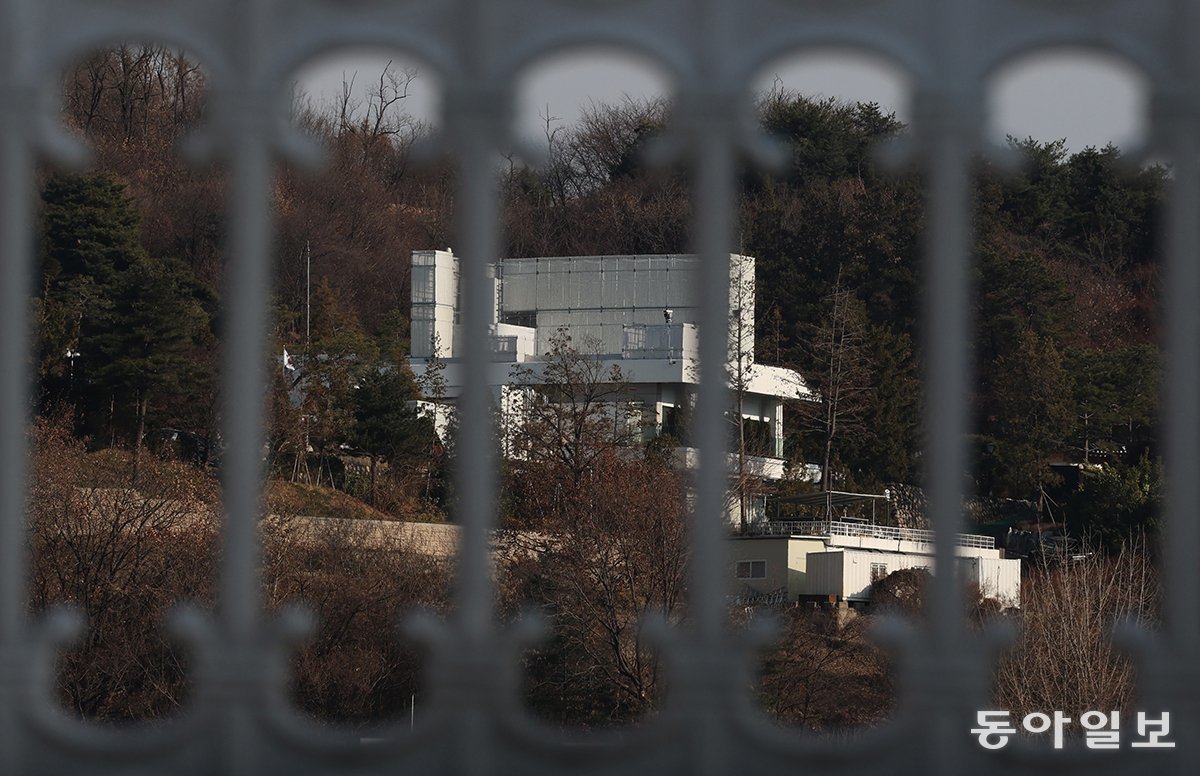 25일 오후 서울 용산구 대통령 관저가 보이고 있다. 이날 윤석열 대통령은 고위공직자범죄수사처(공수처)의 2차 출석 요구에 불응했다. 송은석 기자 silverstone@donga.com