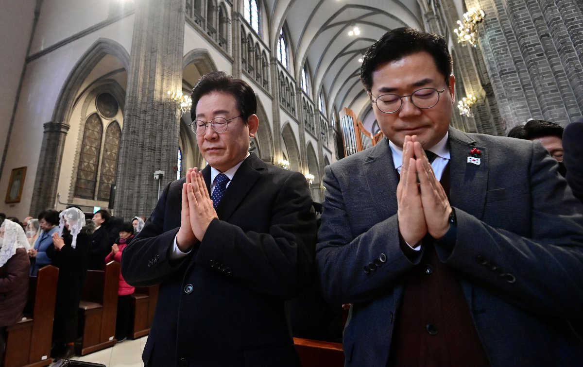 더불어민주당 이재명 대표(앞줄 왼쪽)도 이날 서울 명동성당에서 미사에 참석해 기도하고 있다. 이 대표는 “매일의 삶 속에서 국민 여러분의 성탄이 이루어질 수 있도록 정치의 책임을 다하겠다”고 강조했다. 이 대표 옆은 박찬대 원내대표. 사진공동취재단