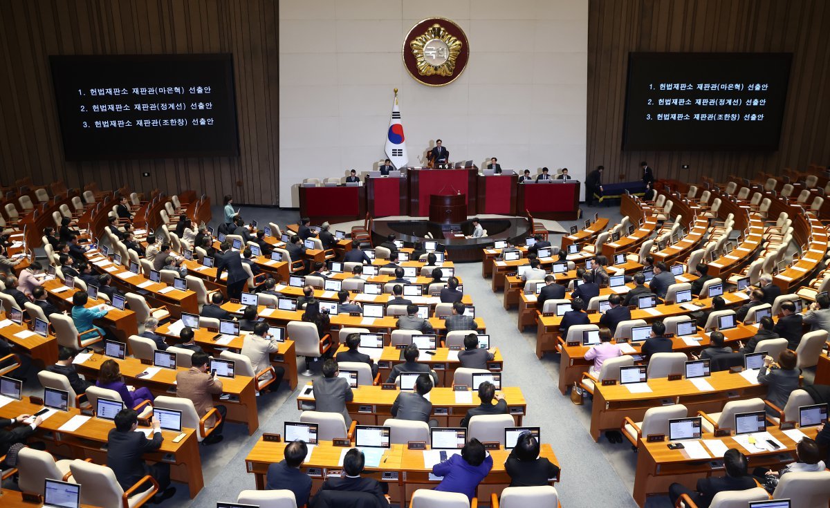 26일 오후 서울 여의도 국회에서 열린 제420회국회(임시회) 제1차 본회의에서 ‘헌법재판소 재판관(마은혁, 정계선, 조한창) 선출안’이 통과되고 있다. 2024.12.26/뉴스1