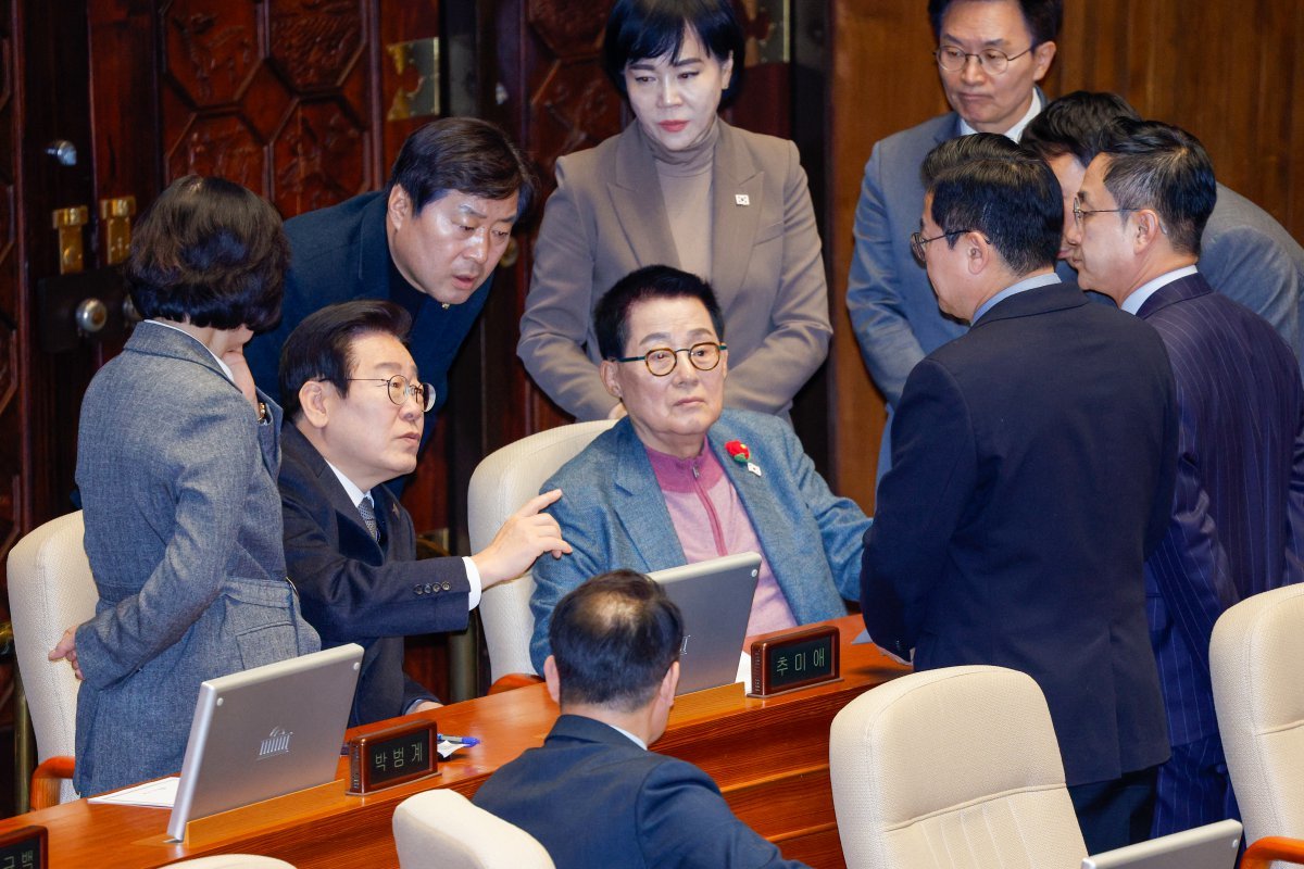 한덕수 대통령 권한대행이 긴급 대국민담화를 통해 “여야가 합의할 때까지 헌법재판관 임명을 보류하겠다”고 밝힌 26일 서울 여의도 국회에서 열린 제420회국회(임시회) 제1차 본회의에서 더불어민주당 이재명 대표, 박찬대 원내대표, 박지원 의원 등이 논의하고 있다. 2024.12.26/뉴스1