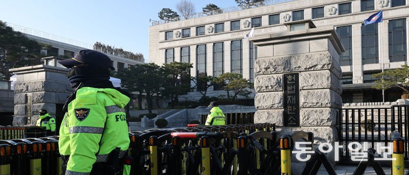 윤석열 대통령의 탄핵심판 변론준비기일을 하루 앞둔 26일 오전 서울 종로구 헌법재판소 앞을 경찰이 지키고 있다. 송은석 기자 silverstone@donga.com