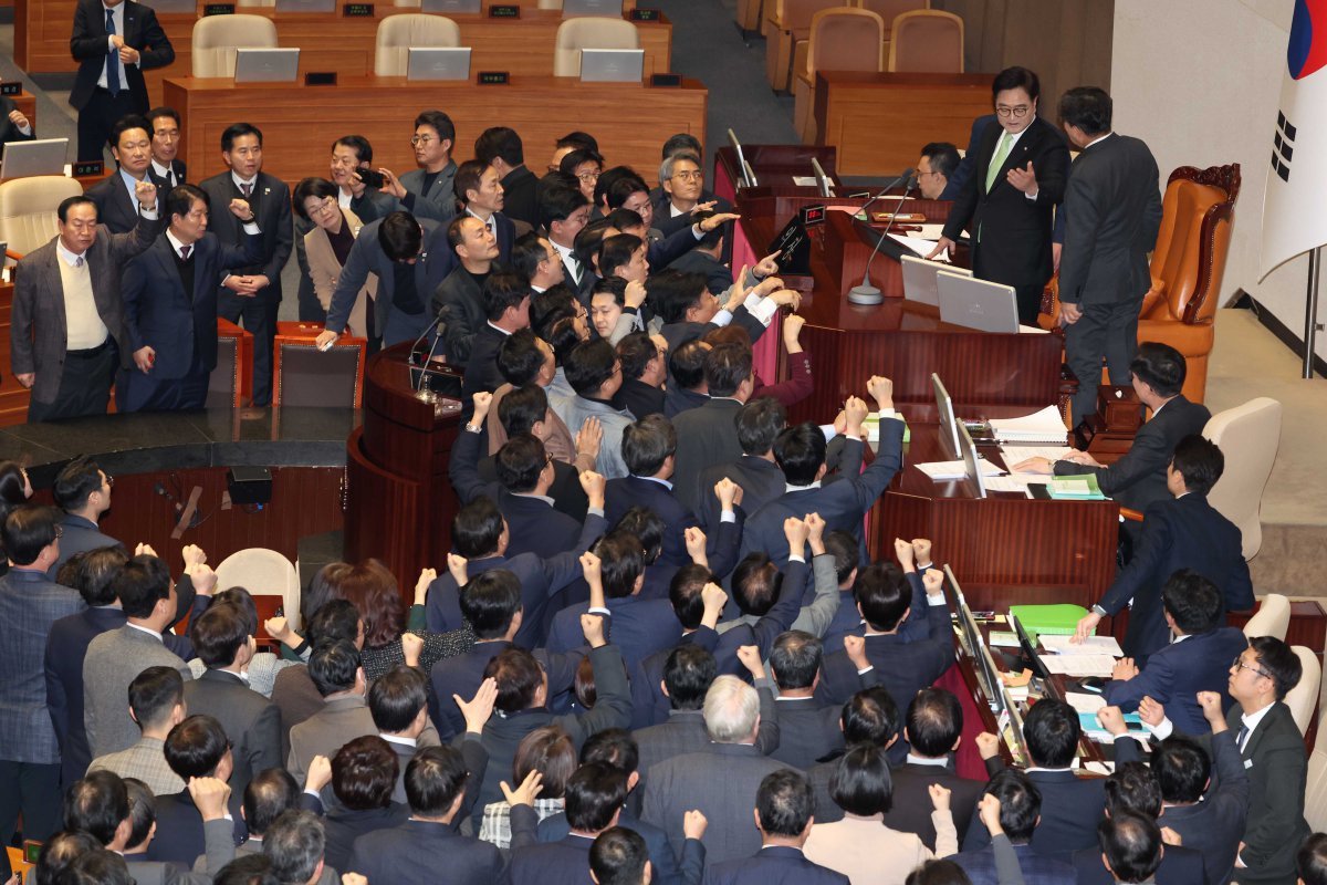 우원식 국회의장이 27일 오후 서울 여의도 국회에서 열린 제420회국회(임시회) 제2차 본회의에서 국무총리(한덕수) 탄핵소추안을 상정하자 국민의힘 의원들이 단상을 점거하고 ‘원천무효’ ‘국회의장 사퇴’ 구호를 외치고 있다. 2024.12.27. 뉴시스