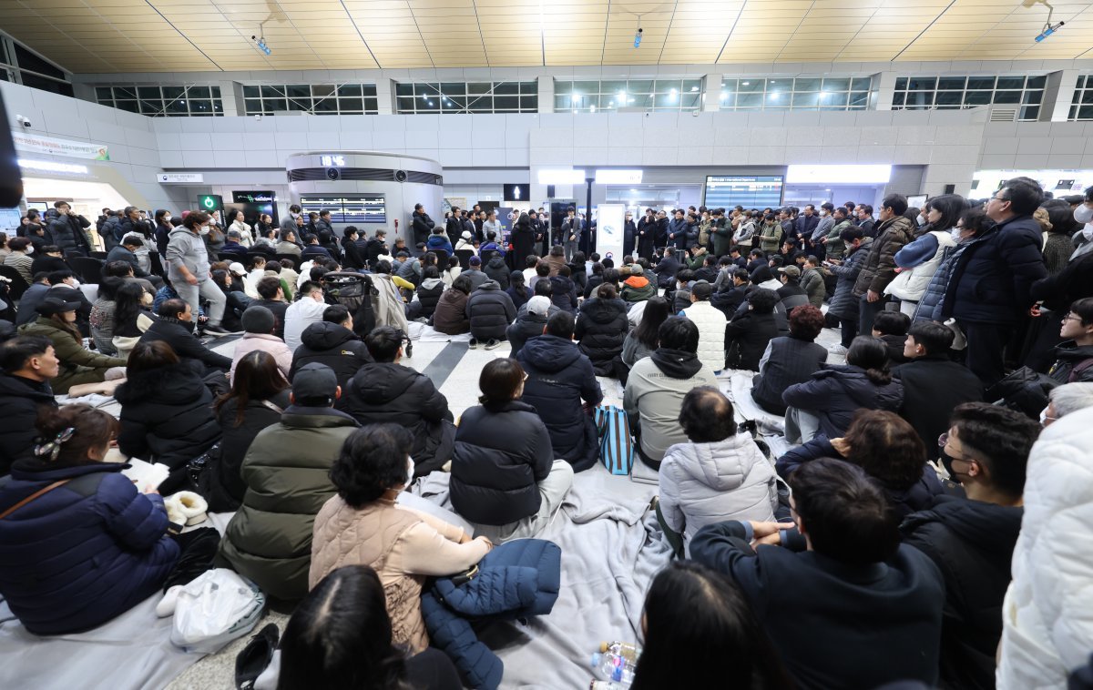 29일 전남 무안국제공항에서 국토부와 소방서 관계자들이 여객기 추락 사고 유가족들에게 현장 브리핑을 하고 있다. 2024.12.29 뉴스1