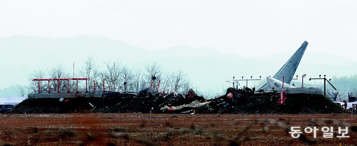 무안국제공항 안테나 꽂힌 ‘콘크리트 둔덕’ 사고키웠을 가능성…해외 전문가들 “콘크리트벽 없었으면 모든 승객 살아남았을 것” 변영욱 기자 cut@donga.com