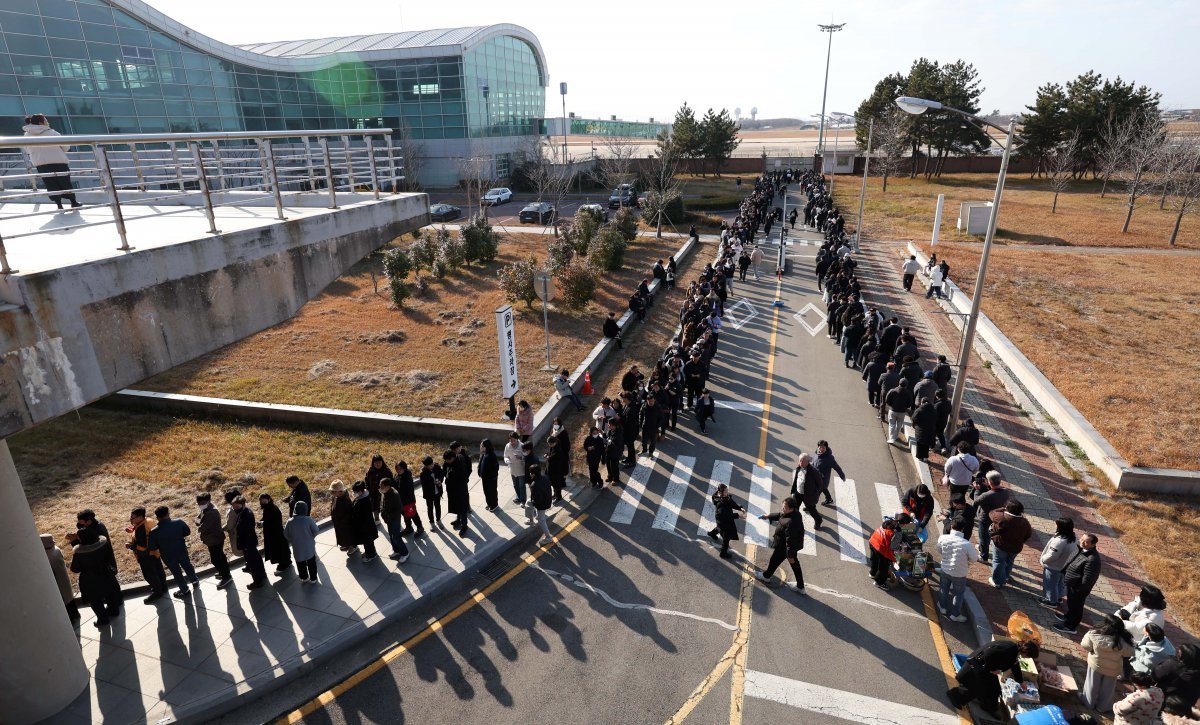 제주항공 여객기 참사 발생 나흘째인 지난 1일 오후 전남 무안국제공항에 마련된 제주항공 참사 합동분향소를 찾은 참배객들의 행렬이 공항 외부까지 길게 늘어서 있다. 무안=뉴스1