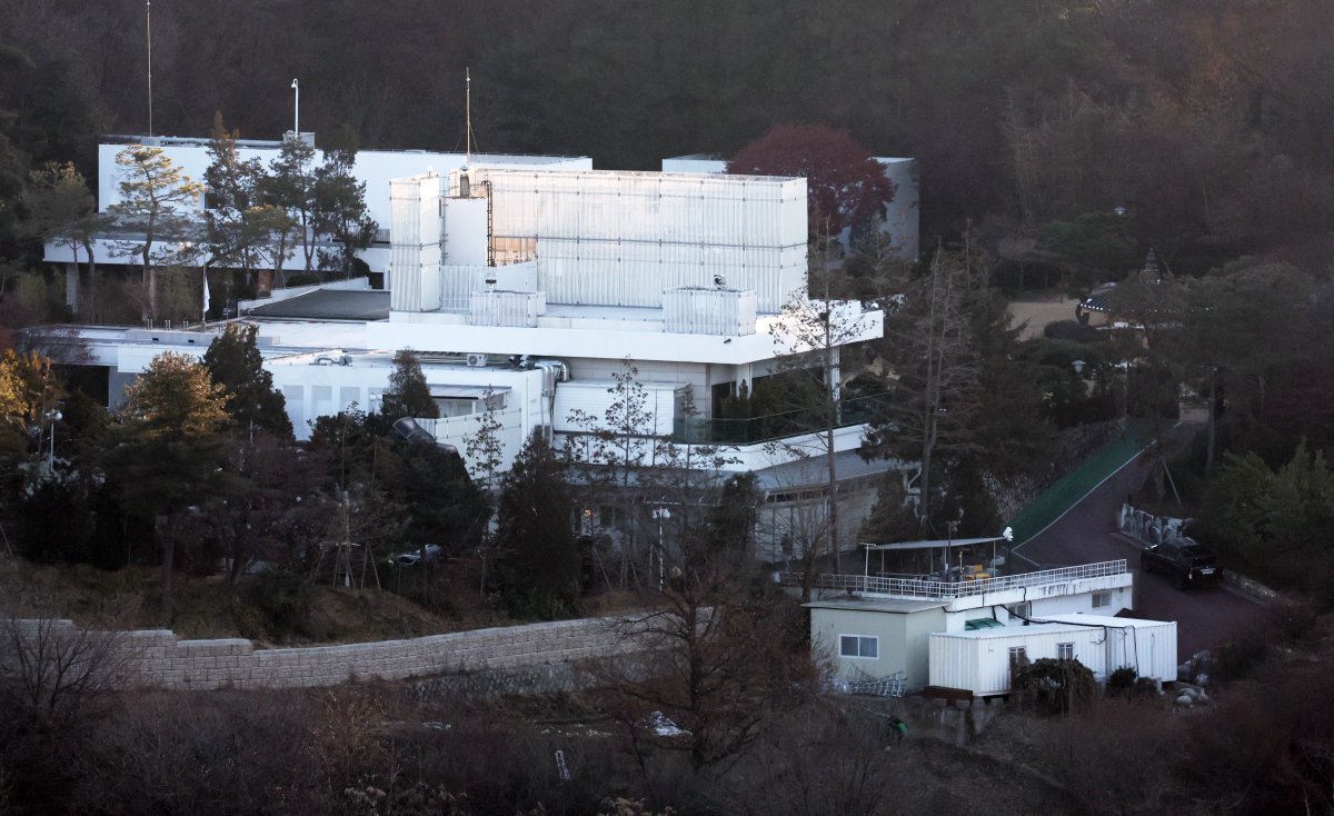 (서울=뉴스1) 윤석열 대통령에 대한 체포영장 집행에 나선 고위공직자범죄수사처 수사관들이 3일 서울 용산구 한남동 대통령 관저에 진입한 가운데 관저 일대가 적막감에 휩싸여 있다. 2025.1.3/뉴스1