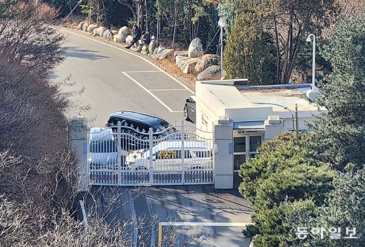 3일 서울 용산구 관저 입구 바로 옆 2관문 앞에 경호처 직원들이 승용차로 차벽을 세워놓고 있다. 전영한 기자 scoopjyh@donga.com