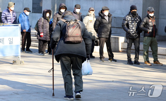 종로구 탑골공원에서 노인들이 이동을 하고 있다. 뉴스1