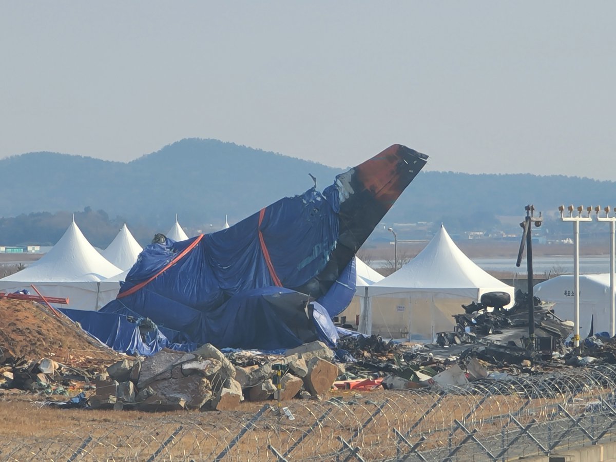 12일 오전 무안국제공항 활주로 인근에는 제주항공 여객기 동체가 천에 쌓여 있다.2025.1.12/뉴스1