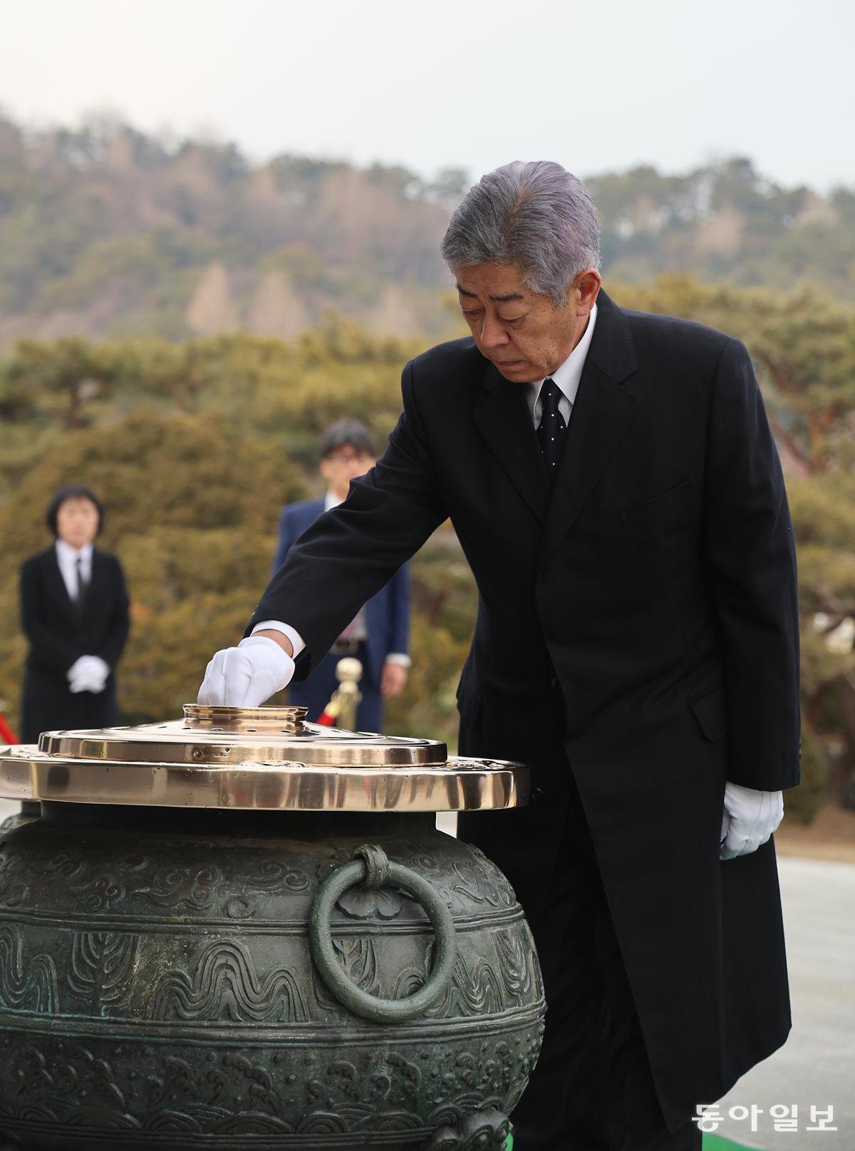 日외상 7년 만에 현충원 참배
한일 외교장관 회담을 위해 한국을 방문한 이와야 다케시 일본 외상이 13일 서울 동작구 국립서울현충원을 찾아 참배하고 있다. 일본 외상이 현충원을 참배한 건 2018년 4월 고노 다로 이후 약 7년 만이다. 송은석 기자 silverstone@donga.com