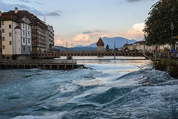 How much does it cost for souvenirs when traveling to Switzerland