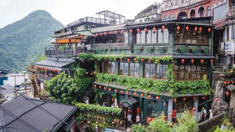 Taiwan Travel Guide: Jiufen is 40 km (25 miles) east of Taipei city