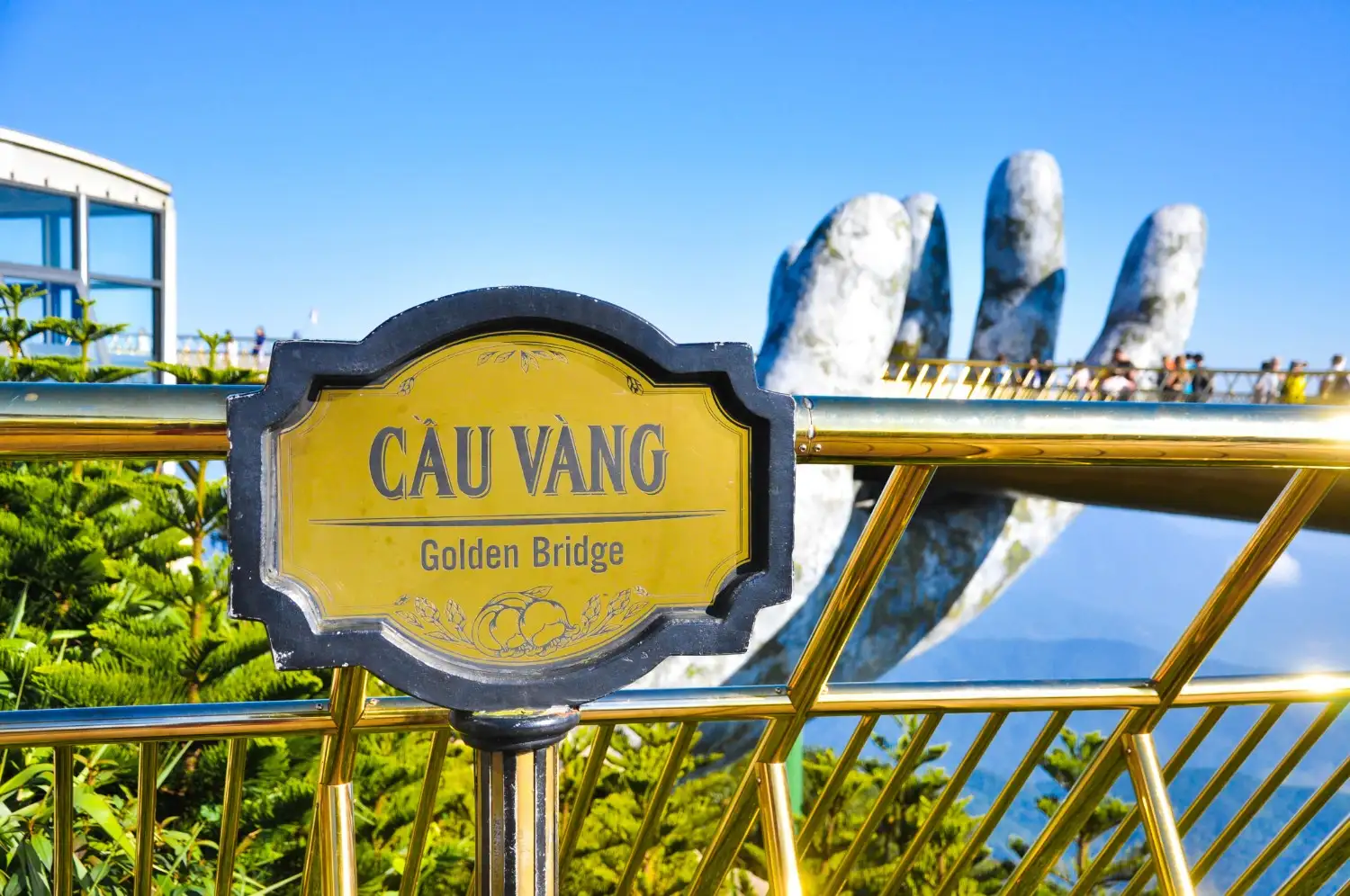 สะพานบนมือยักษ์ลอยฟ้า (Golden Bridge)