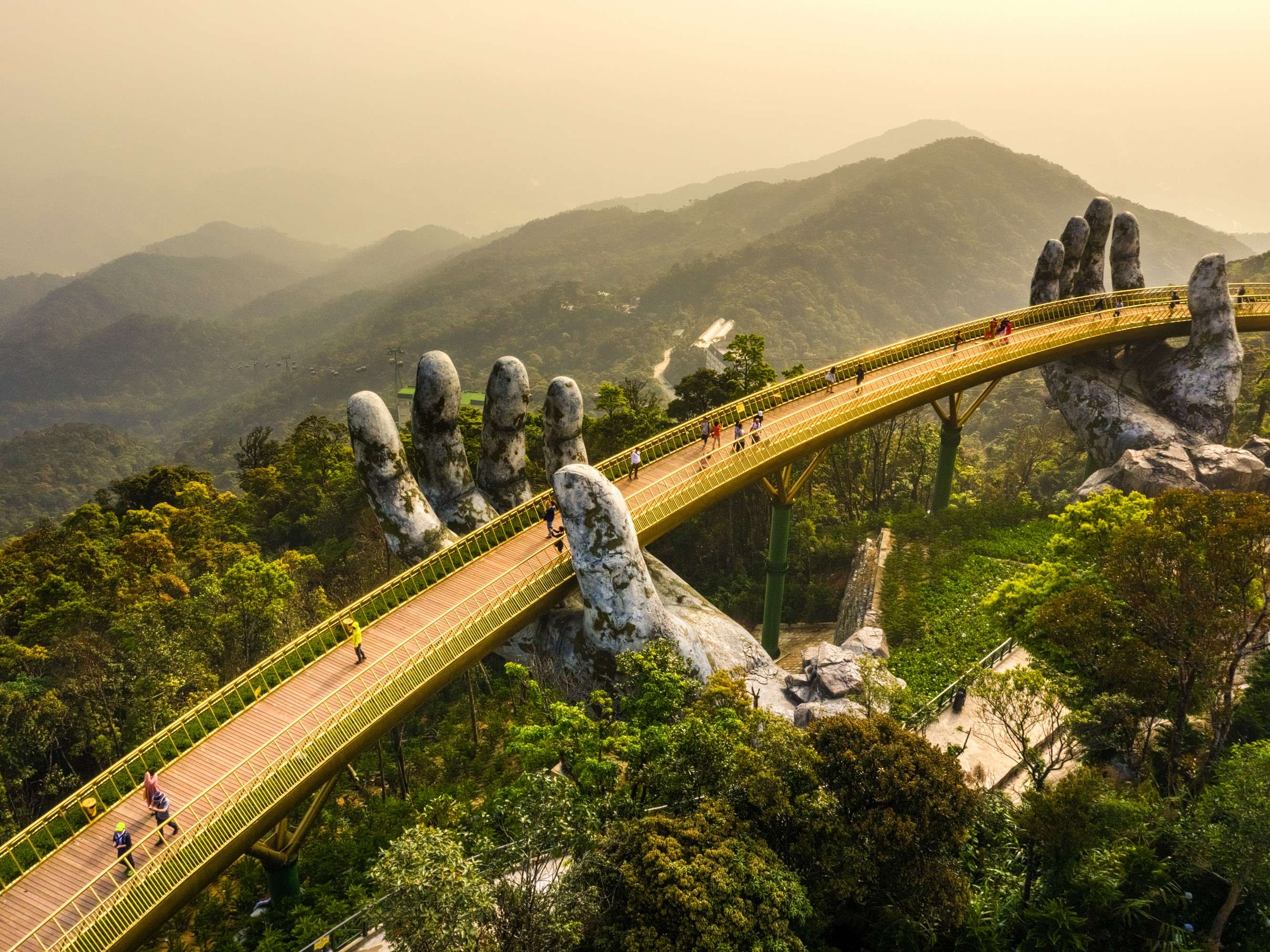 สะพานบนมือยักษ์ลอยฟ้า (Golden Bridge)