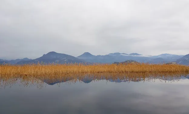 Lago di Scutari in una giornata nuvolosa