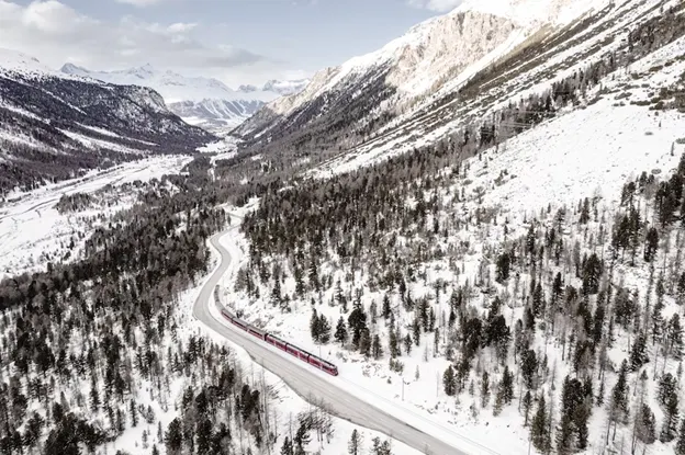 Treno in viaggio sulla ferrovia del Bernina