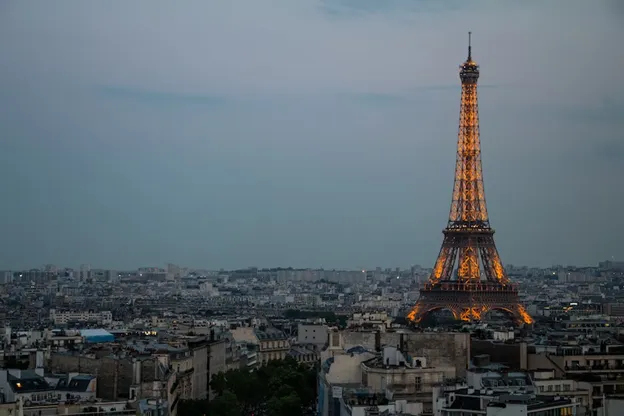 La Torre Eiffel di notte