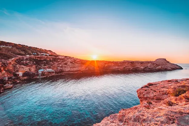 Il sole che tramonta sulle insenature di Ibiza