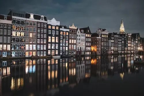 Case sull'acqua di un canale di notte