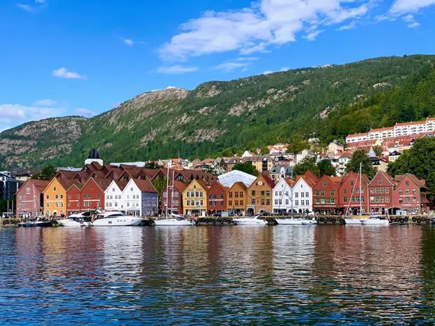 Case colorate riflesse sull'acqua a Bergen