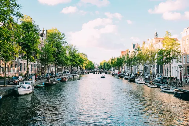 Vista di un canale e delle barche ad Amsterdam