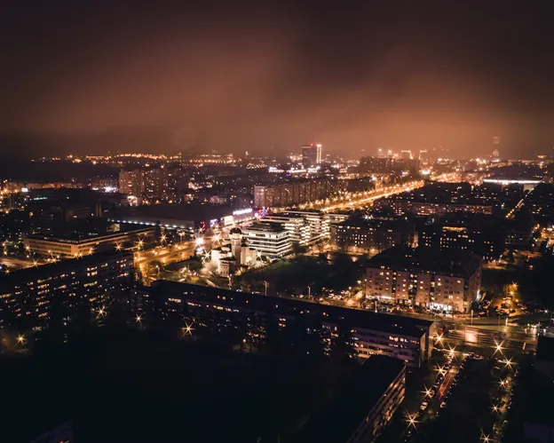 Panoramica di Belgrado in una notte nuvolosa