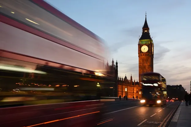 Autobus che passano davanti al Parlamento a Londra