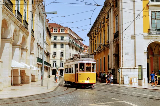 Un tram giallo per le strade di Lisbona