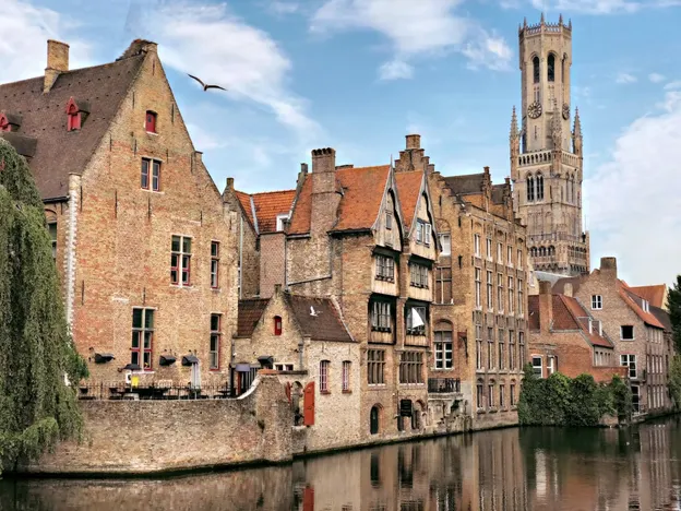 Vista laterale di edifici di Bruges e del canale