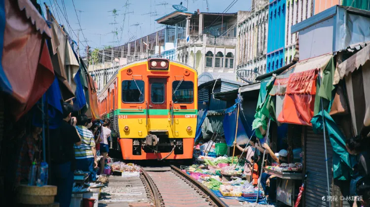 美功鐵道市場 (Maeklong Railway Market)