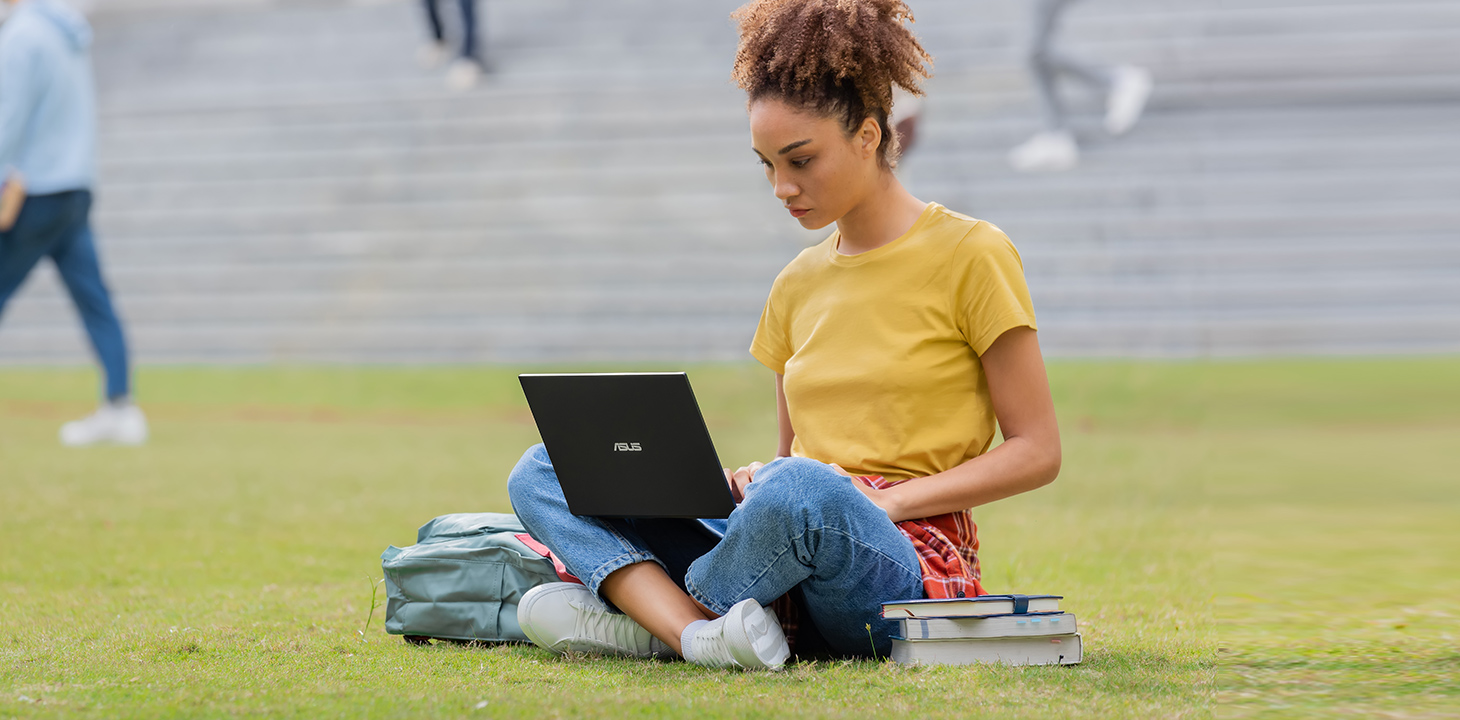 Two unervisity students are sitting outside and using ASUS Chromebook together.