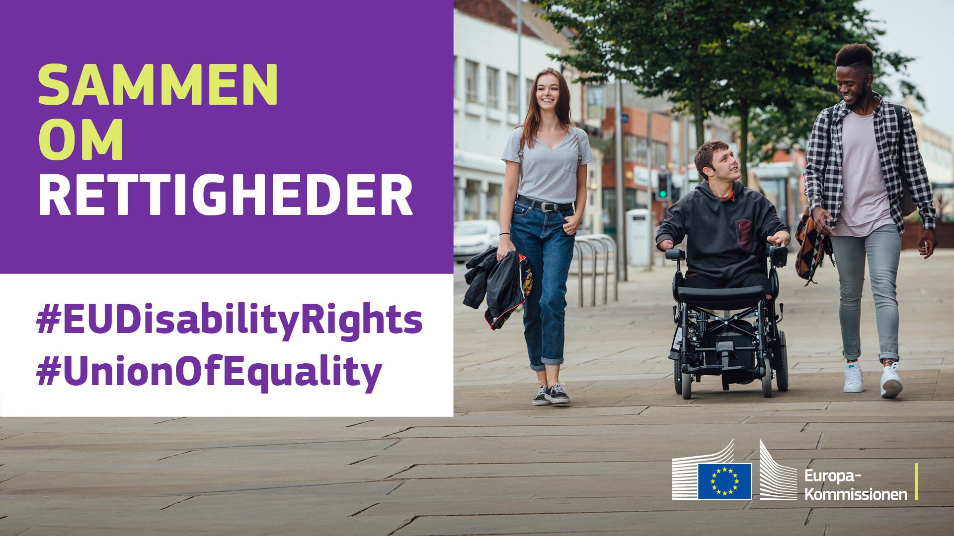 Tre unge går rundt i byen. En af dem sidder i kørestol. Tekst med ordlyden: sammen om rettigheder, #EUDisabilityRights, #UnionOfEquality.