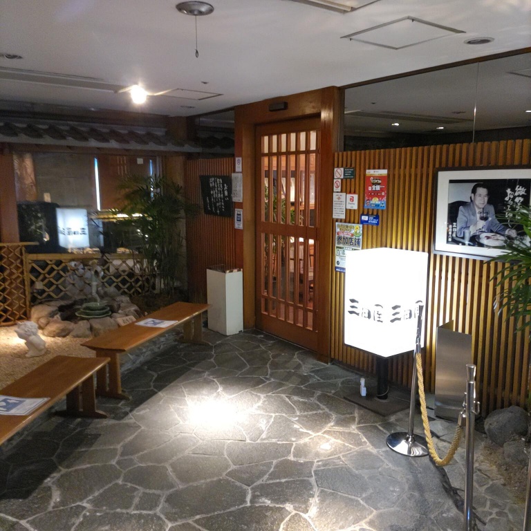 三田屋の店内に入ると通路があってさらに扉がある