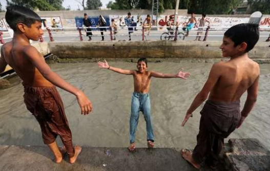 Fondos para enfrentar el cambio climático están olvidando a los niños, dice la ONU