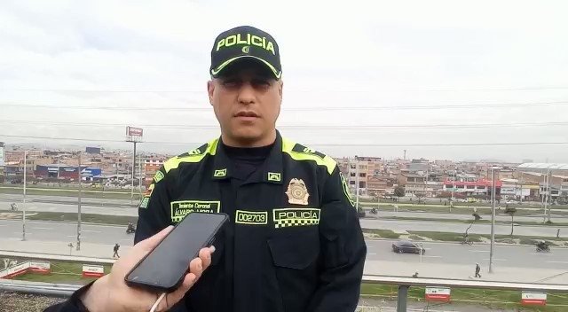 La. Seguridad del Congreso  de Colombia. Esta en buenas manos». . En el Oficial : «Coronel Alvaro Mora Rodriguez.»