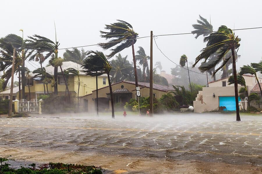 Nabolag utsatt for flom og storm. Veien er oversvømt.