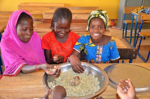 Des repas scolaires pour nourrir l’avenir de Tombouctou