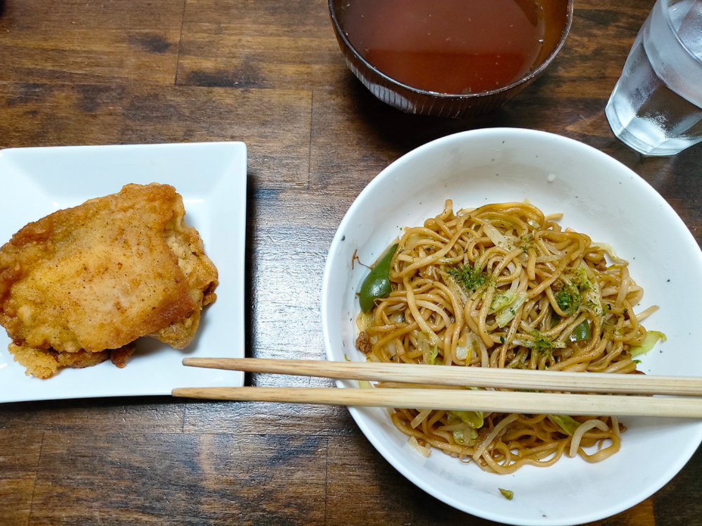 やきそばとフライドチキン