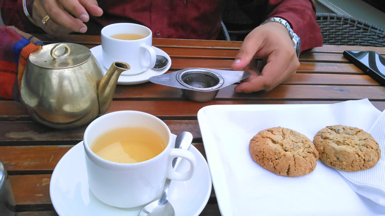 ダージリンのカフェGlenary’sのテラス席。お茶はポットでサーブされる