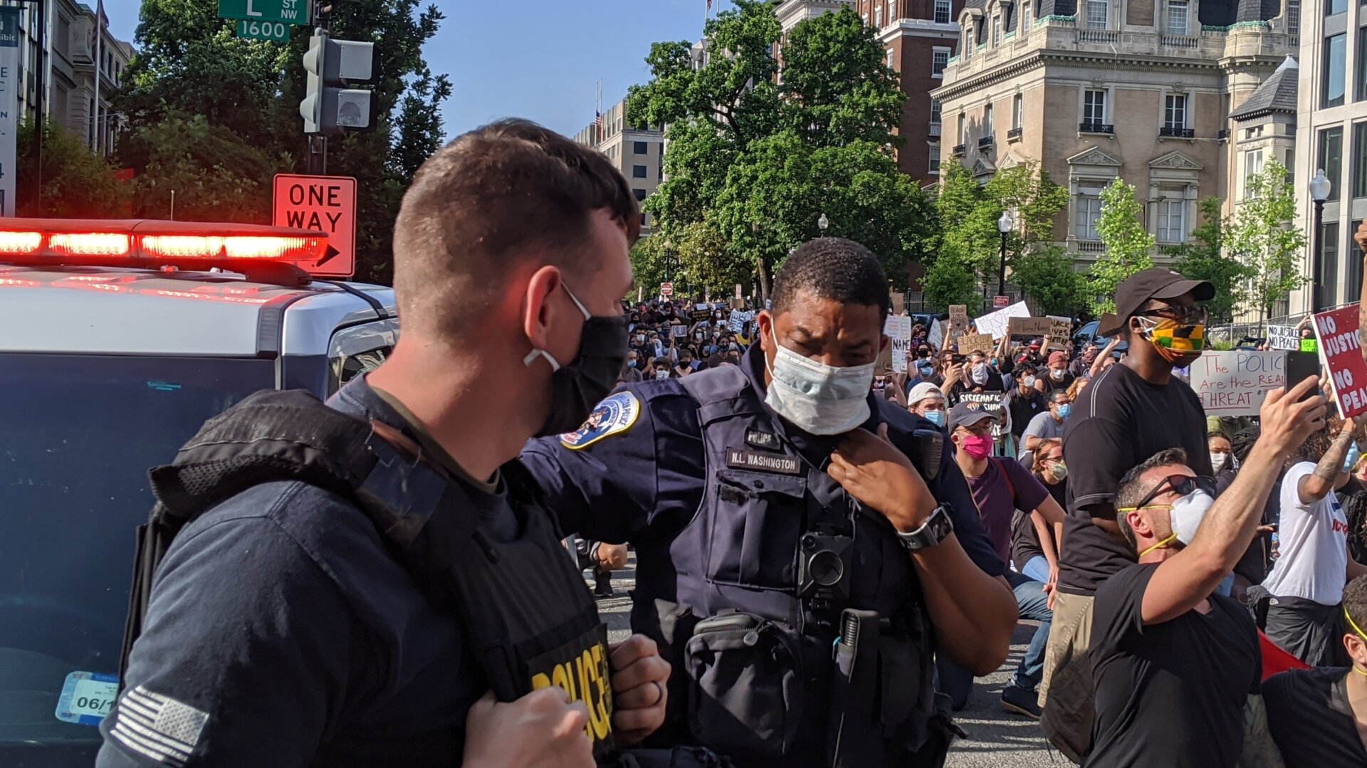 A DEA agent and another officer stationed near the White House.