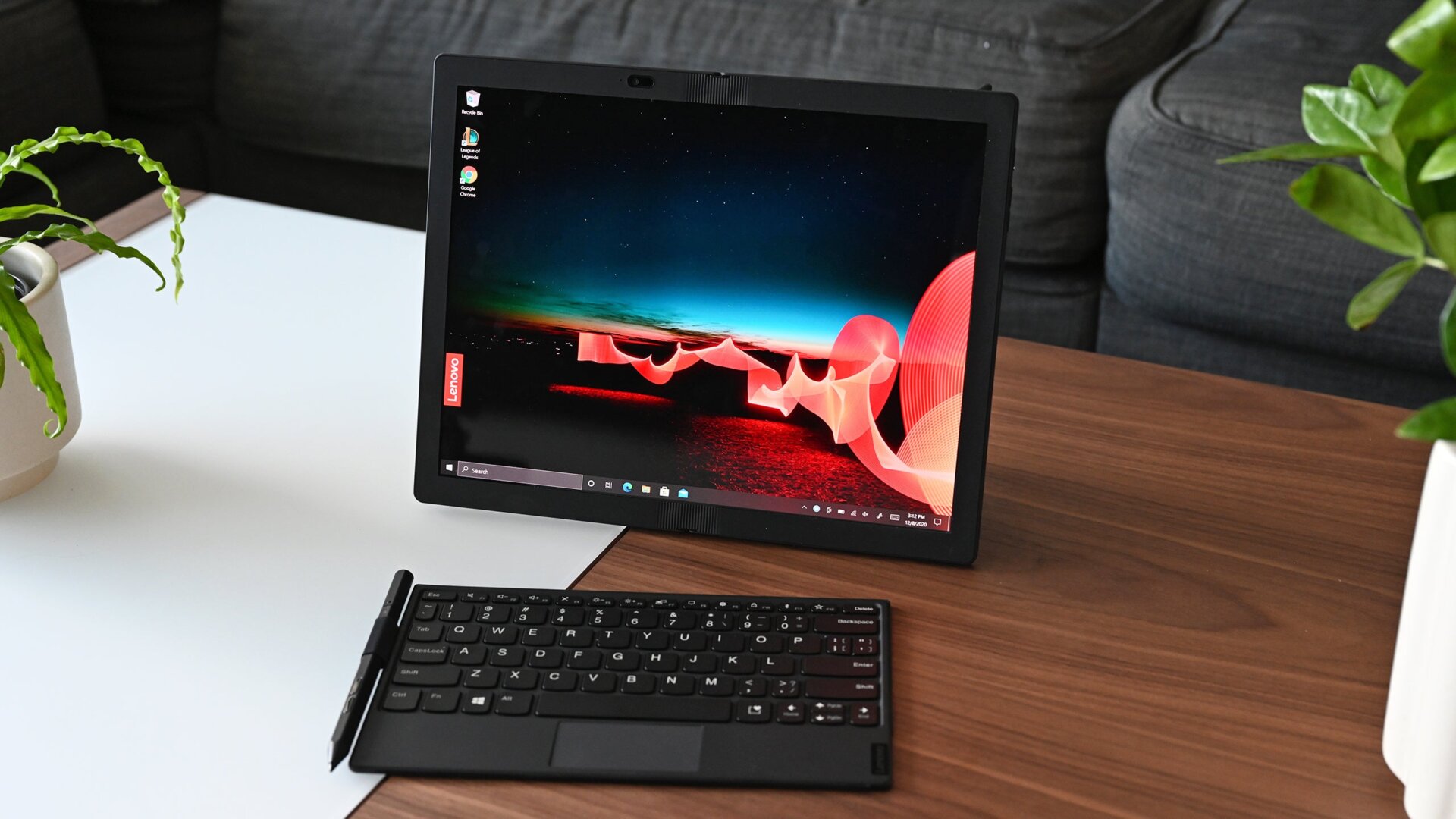 With its kickstand popped out and its magnetic keyboard detach, the X1 Fold can turn into a mini AIO, which is probably the most powerful of its many configurations. 