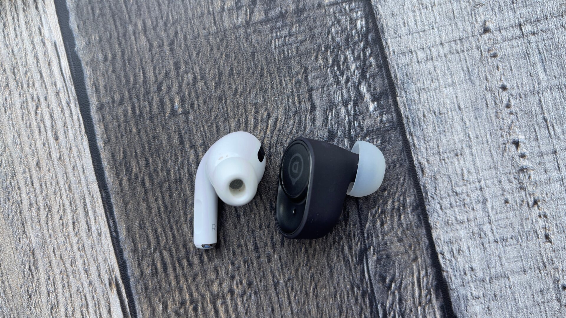 AirPods Pro vs. Devialet Gemini.