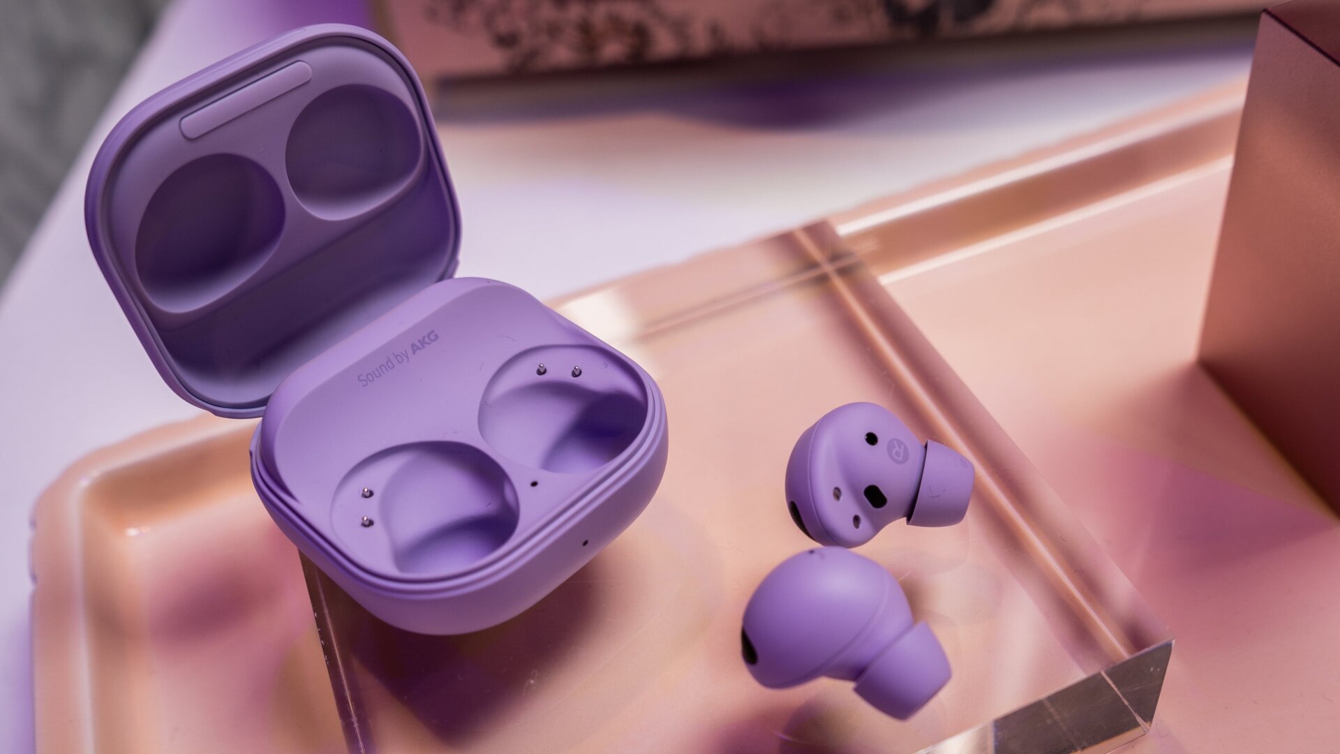 The Galaxy Buds 2 Pro come in a matte finish this time around. 