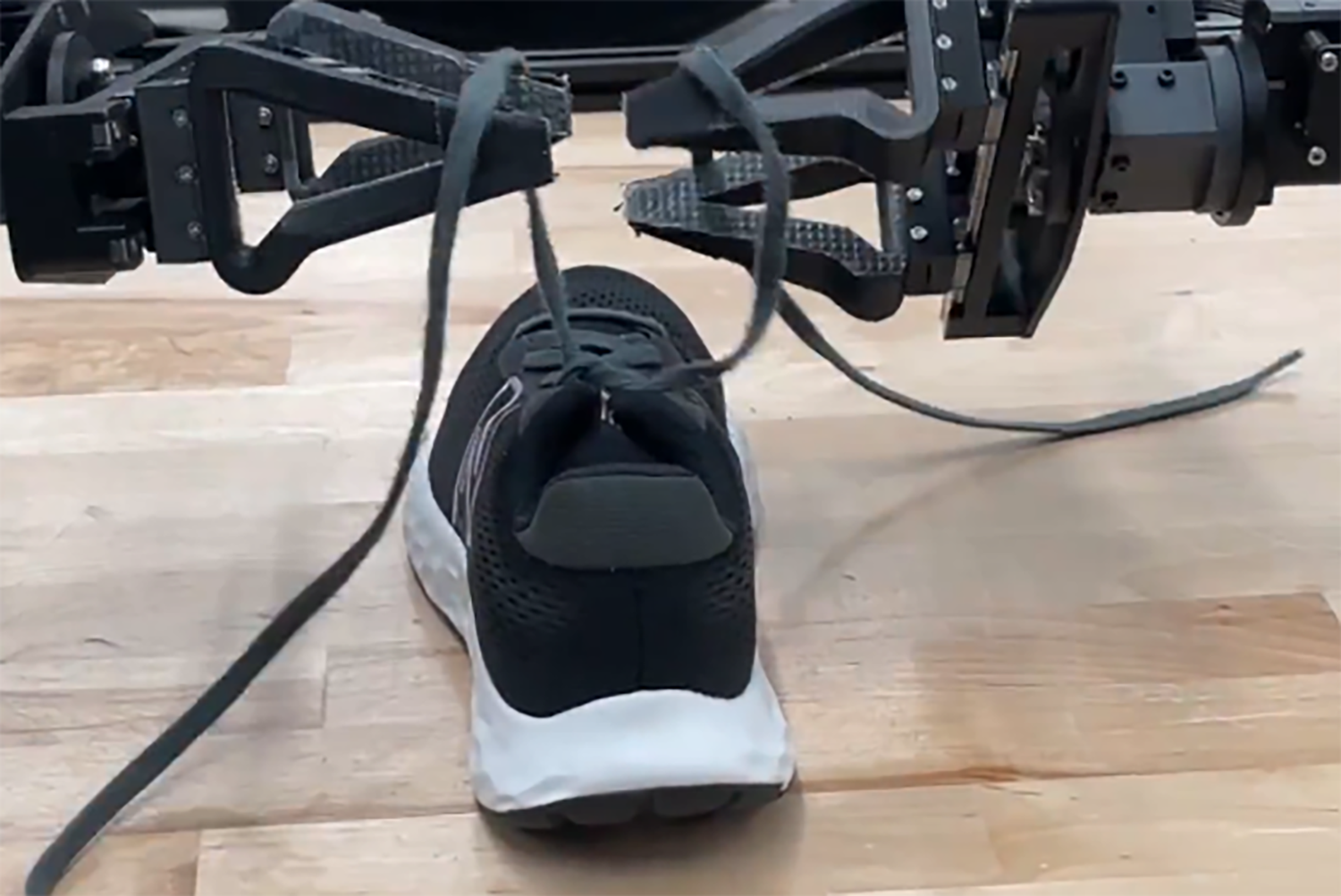 Google's robot ties a shoe