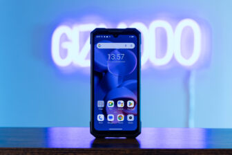 Doogee S200 Smartphone in front of neon Gizmodo sign