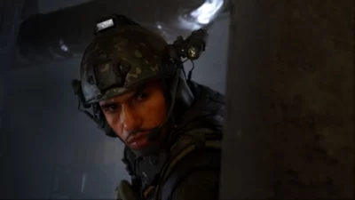 《使命召唤：现代战争III》截屏：身着战术装备的“盖兹”凯尔·盖瑞克在角落里窥探