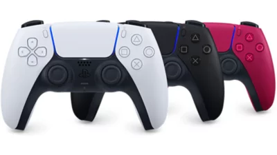 Controller DualSense allineati uno accanto all'altro