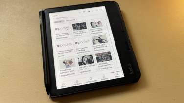 kobo libra colour with pocket app open displaying articles