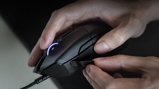 hand holding razer gaming mouse