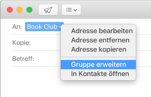 Das Fenster einer E-Mail in der App „Mail“ mit dem Namen einer Gruppe im Feld „An“ und dem Einblendmenü mit dem ausgewählten Befehl „Gruppe erweitern